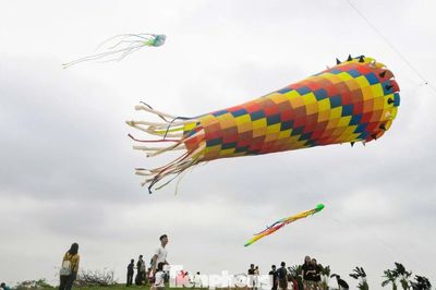 Gió lên, bãi diều phía Tây Hà Nội lại đông kín người