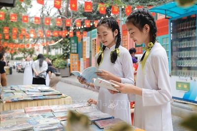 Sách - ngọn lửa soi sáng trí tuệ và nhân văn