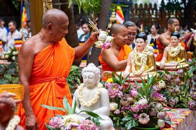 Hàng ngàn người dân hào hứng đi chùa tắm Phật, cầu an dịp Tết Chôl Chnăm Thmây