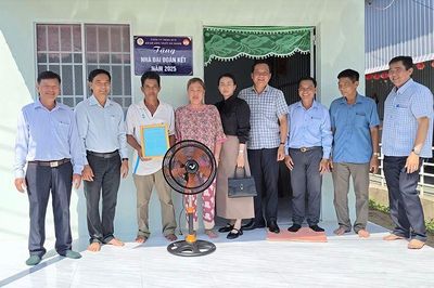 Bàn giao 10 căn nhà Đại đoàn kết tại xã Đông Thái
