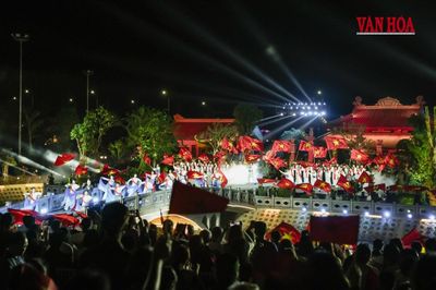 Xúc động với chương trình nghệ thuật 'Bản hùng ca trên sông'