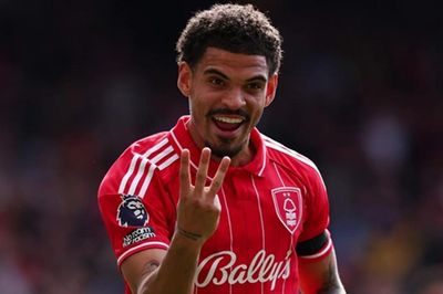Morgan Gibbs-White lập hat-trick: Forest rộng cửa trụ hạng, Tottenham bên bờ vực thẳm