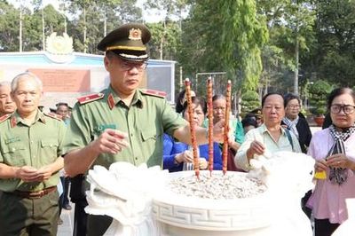 Đoàn đại biểu Văn phòng Bộ Công an tưởng nhớ, tri ân các Anh hùng - Liệt sĩ tại Tây Ninh