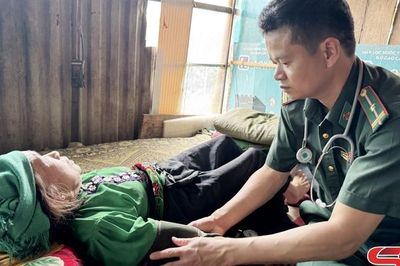 Nghĩa tình quân dân y nơi biên giới Việt - Lào