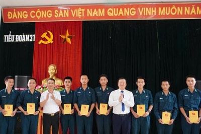 Lãnh đạo xã Dân Hòa thăm, động viên tân binh nhập ngũ