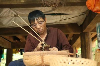 Giữ nghề đan lát từ sợi vẩu của người Mường