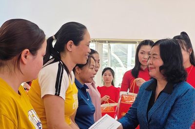Chủ tịch Ủy ban Trung ương MTTQ Việt Nam thăm, tặng quà cho gia đình chính sách và người lao động tại Thanh Hóa