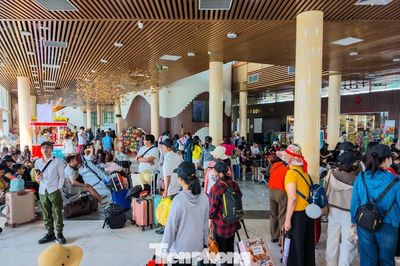 Bến cảng đặc khu Vân Đồn đông nghịt khách