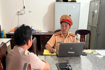 CSGT Đắk Lắk xử lý tài xế xe tải vượt ẩu, đối đầu ô tô con trên đường Đông Trường Sơn