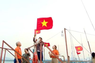 Trao tặng hàng nghìn lá cờ và sinh kế cho ngư dân, gia đình chính sách miền Trung