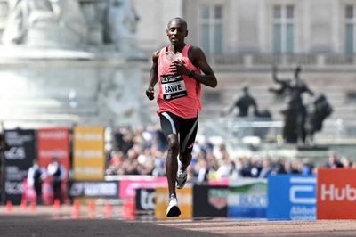Sabastian Sawe lập kỷ lục môn marathon khi chạy 42km dưới 2 giờ