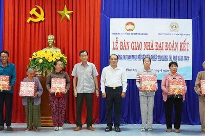 Bàn giao 10 căn nhà Đại đoàn kết tại xã Phú An