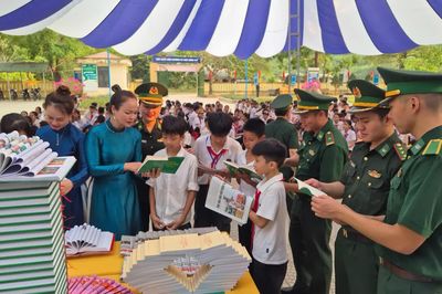 Chiến sĩ quân hàm xanh tiếp sức văn hóa đọc nơi biên giới