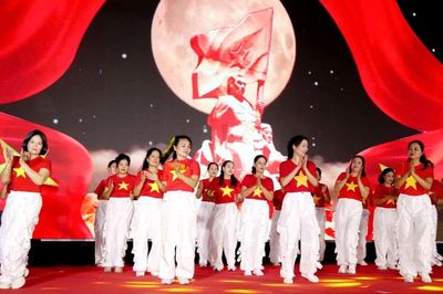 Phụ nữ phường Hạc Thành giao lưu văn nghệ kỷ niệm các ngày lễ lớn