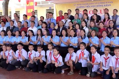 Tấm lòng kiều bào gửi tới học sinh vùng biên