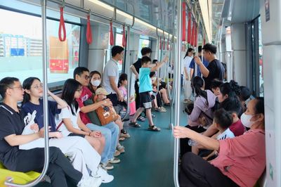 Người dân hào hứng trải nghiệm giao thông công cộng miễn phí