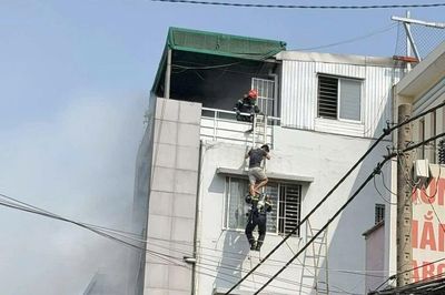 CLIP: Cứu hộ đu thang dây giải cứu nạn nhân vụ cháy nhà ở TPHCM