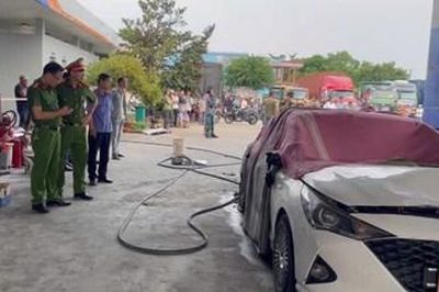 Kiểm sát khám nghiệm hiện trường vụ cháy xe ôtô khiến 2 người tử vong