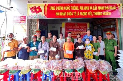 Nghĩa tình gắn bó công an với dân dịp kỷ niệm đất nước thống nhất