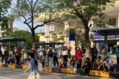 Ngày cuối nghỉ lễ, người dân ùn ùn trở lại Hà Nội