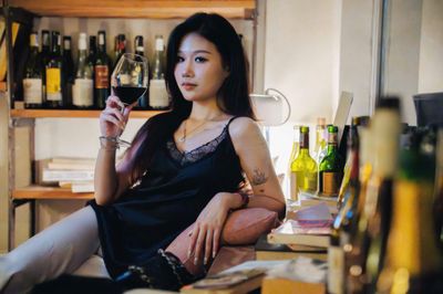 Quán sáng bán cà phê, tối bán rượu vang ở vỉa hè Hà Nội
