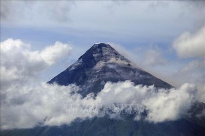 Philippines sơ tán hàng nghìn người do núi lửa Mayon phun trào