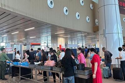 Người dân 'ùn ùn' quay lại Tp.HCM sau nghỉ lễ, giao thông gặp nhiều khó khăn