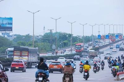Dòng người hối hả quay trở lại Hà Nội sau dịp nghỉ lễ 30/4 - 1/5
