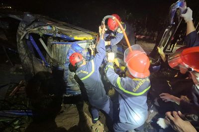 Lật xe tải trên đèo, 2 người tử vong