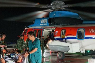 Hành trình xuyên đêm cứu bệnh nhân từ Trường Sa về đất liền