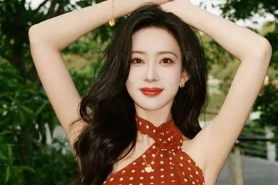 Mạnh Tử Nghĩa diện váy chấm bi hở lưng cực nóng bỏng