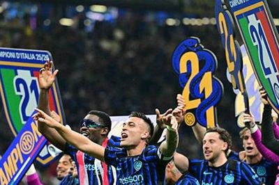 Inter Milan đánh bại Parma 2-0 để chính thức giành Scudetto thứ 21 lịch sử