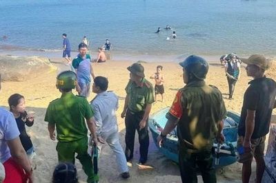 Bãi biển ven bán đảo Sơn Trà nhếch nhác vì... du lịch 'chui'