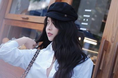 Thanh Thủy diện sơ mi trắng buông cúc, e ấp khoe hình thể quyến rũ