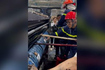 Kịp thời cứu nạn công nhân bị cuốn tay vào máy in công nghiệp