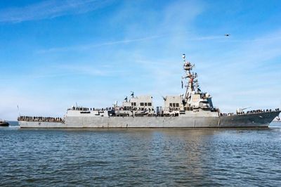 Tàu khu trục Mỹ vượt eo biển Hormuz bất chấp hỏa lực từ Iran: Ông Donald Trump cảnh báo đáp trả mạnh mẽ