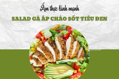 Bữa trưa lành mạnh với salad gà áp chảo sốt tiêu đen