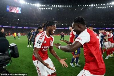 Rooney: 'Arsenal ăn mừng lố quá'