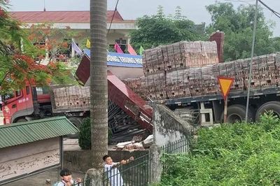 Xe chở gạch kéo đổ cổng trường học ở Phú Thọ