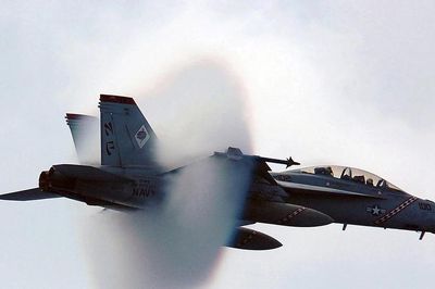 Tiêm kích hạm F/A-18 Super Hornet dùng pháo 20 mm bắn hỏng tàu Iran giữa căng thẳng phong tỏa Hormuz