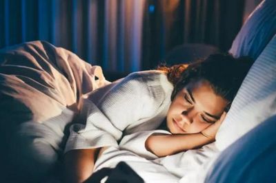 Những thói quen buổi tối âm thầm hại thận bạn cần tránh