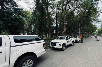 Công viên Lê Nin nhếch nhác, lộn xộn kéo dài, phường Ba Đình ra quân chấn chỉnh