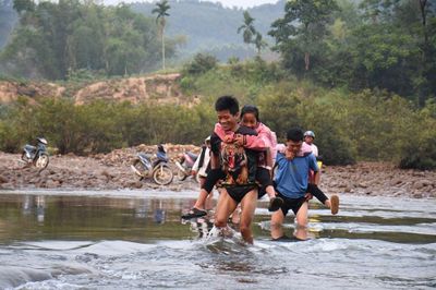 Nếu có cầu, đường đến trường sẽ an toàn