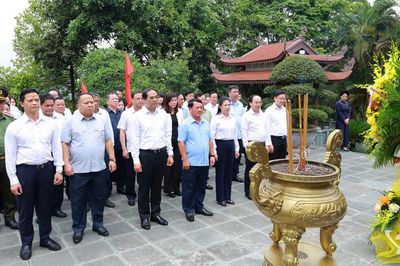 Lãnh đạo hai tỉnh Thái Nguyên và Tuyên Quang dâng hương tại các 'địa chỉ đỏ' cách mạng