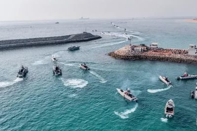 Mỹ - Iran đấu hỏa lực tại eo biển Hormuz