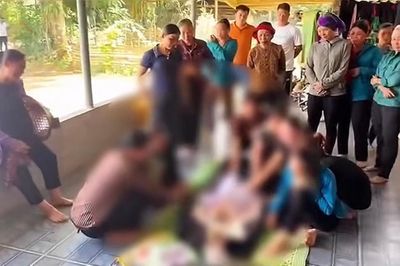 Lời xin lỗi muộn màng của người mẹ để mặc con gái 4 tuổi cho gã nhân tình bạo hành tử vong