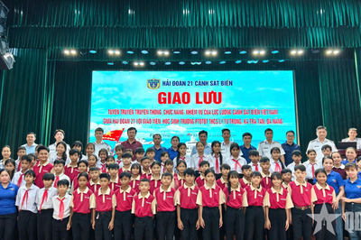 Hải đoàn 21 thắp sáng tình yêu biển, đảo cho học sinh