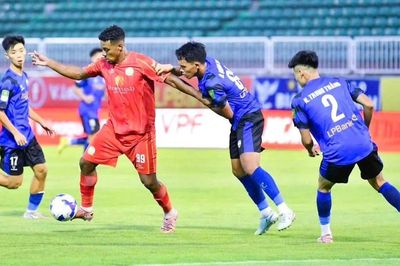 Thaileon lập công phút bù giờ, Quy Nhơn United giành 3 điểm 'vàng'