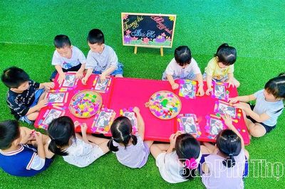 Hoạt động 'trang trí khung ảnh Bác Hồ'
