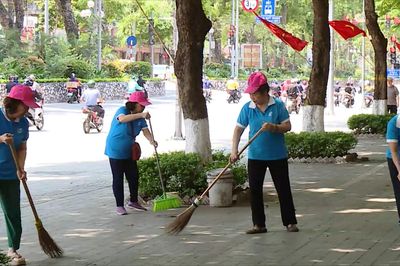Phụ nữ phường Giảng Võ duy trì cảnh quan đường phố